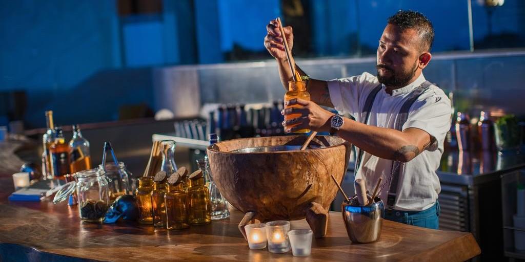 Renaissance Bali Uluwatu: Mixologist at the Bar